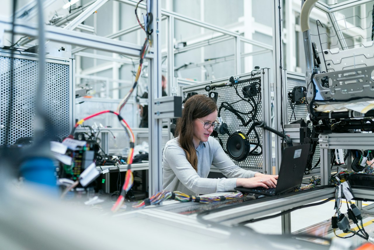 Engenheiro de segurança inspecionando processo industrial